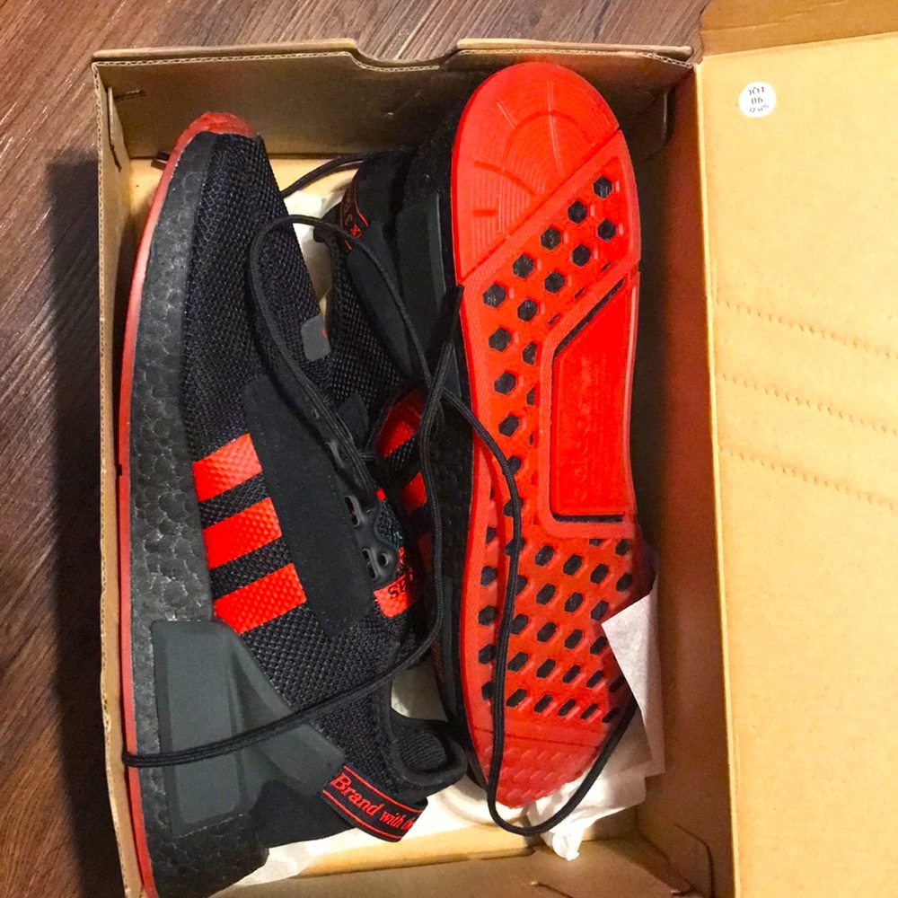 Adidas NMD R1.V2 red black men’s 8 new with box